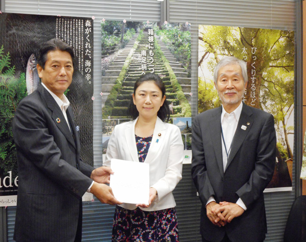 牧島かれん衆議院議員に要望書を手渡す冨田会長（向かって左側）