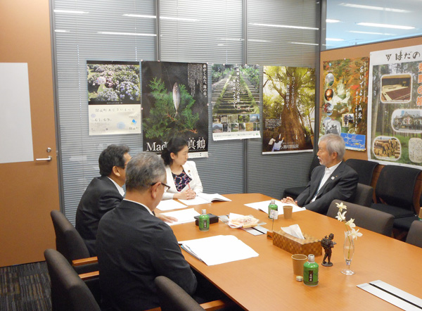 牧島かれん衆議院議員と意見交換する中﨑副会長（テーブル右側奥）