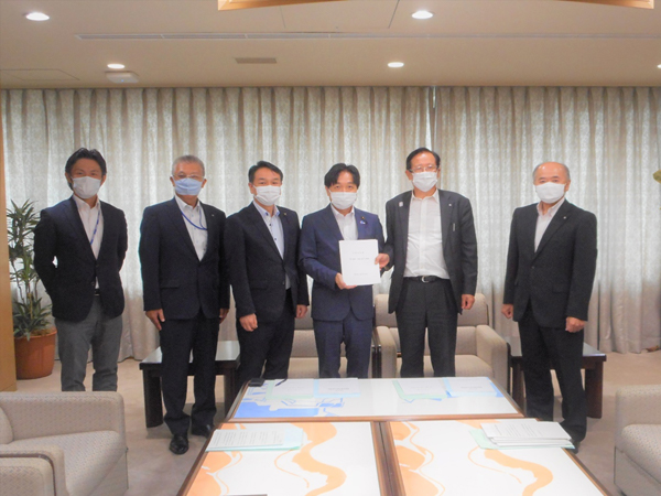 小島県議会議長（右から3番目）に要望書を手渡す湯川会長（右から2番目）と役員