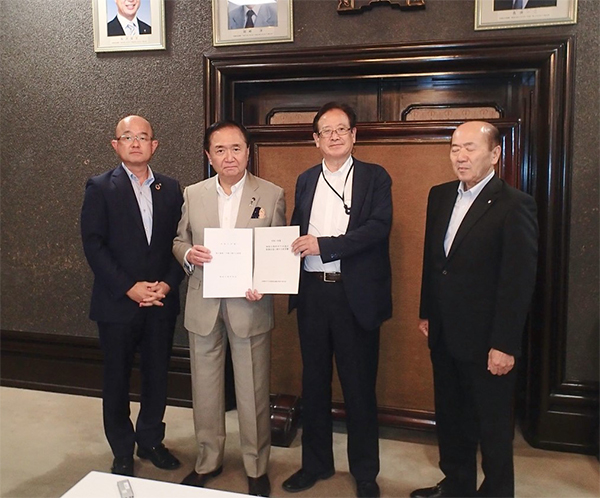 黒岩知事（左から２番目）に要望書を手渡す湯川会長（右から２番目）と役員