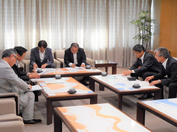 要望活動を行った町村会役員と佐藤議長（中央右側）、小野寺副議長（中央左側）